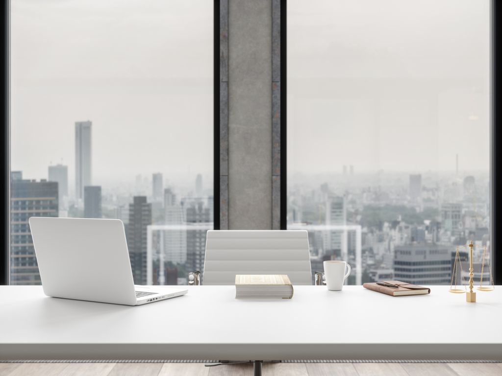 El Tribunal Supremo precisa el alcance del derecho de separación del socio por falta de dividendos (art. 348 bis LSC, redacción anterior a la Ley 11/2018). Declara que, para calcular el tercio mínimo obligatorio, deben incluirse también las plusvalías por venta de inmovilizado cuando sean cíclicas, previsibles y asociadas a la actividad de la empresa, no solo los beneficios “ordinarios” estrictos. Con ello, refuerza la protección del socio minoritario frente a decisiones de la mayoría que impidan injustificadamente el reparto.
El equipo de Sarabia Tax & Legal analiza esta sentencia y sus implicaciones prácticas en política de dividendos y conflictos societarios.