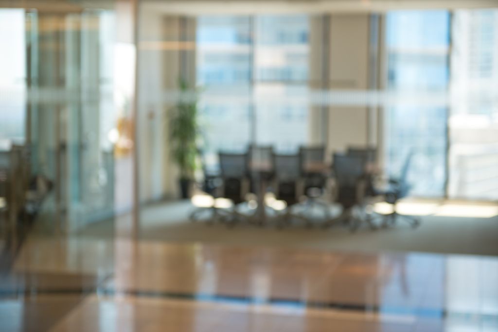 El Tribunal Supremo refuerza una interpretación estricta del deber de lealtad y la prohibición de competencia de los administradores (art. 230 LSC). Establece que basta la existencia de un conflicto estructural y permanente por el desempeño simultáneo de cargos en sociedades con objetos coincidentes o complementarios para justificar el cese, sin necesidad de daño efectivo ni de que el administrador sea socio de la otra entidad.
El equipo de Sarabia Tax & Legal analiza esta sentencia y sus efectos en el gobierno corporativo y la gestión de conflictos de interés.